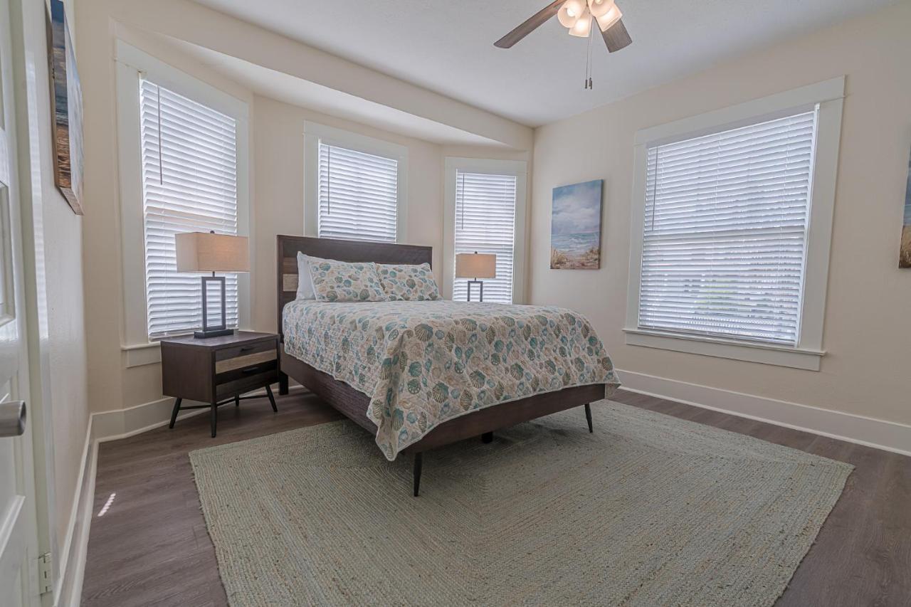 Uptown Cottage Newly Updated Home Near The Strand Galveston Harbor And Utmb Extérieur photo